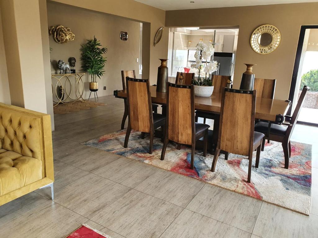 a dining room with a table and chairs at Mohau Accommodation in Elandsfontein