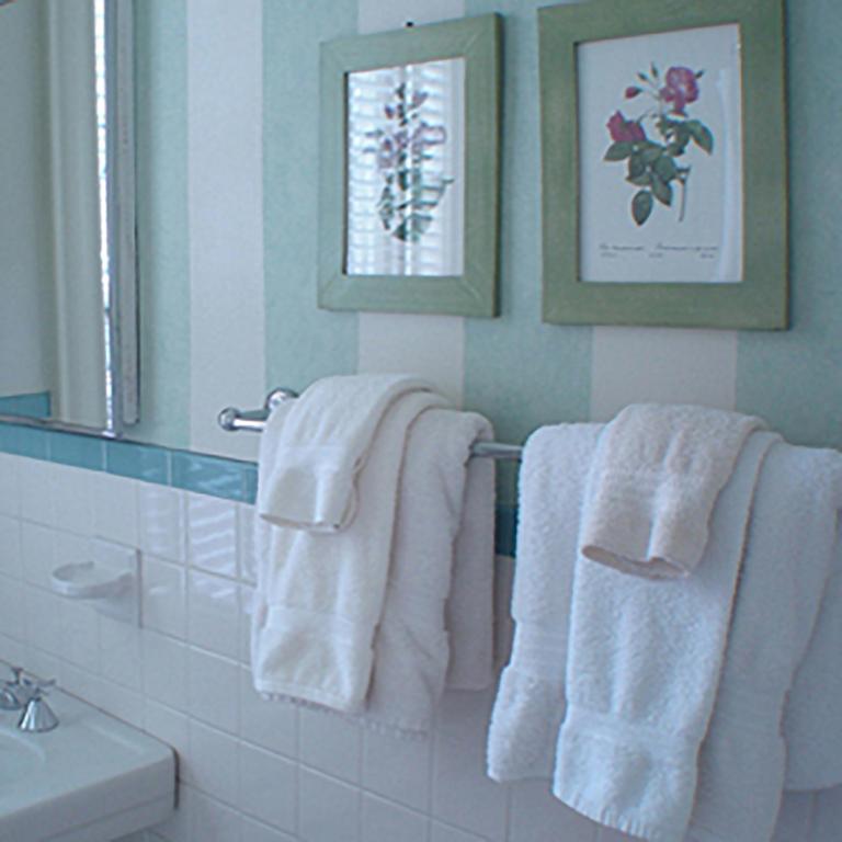 Morgan State House Inn - Deluxe Queen Room- Walk Up