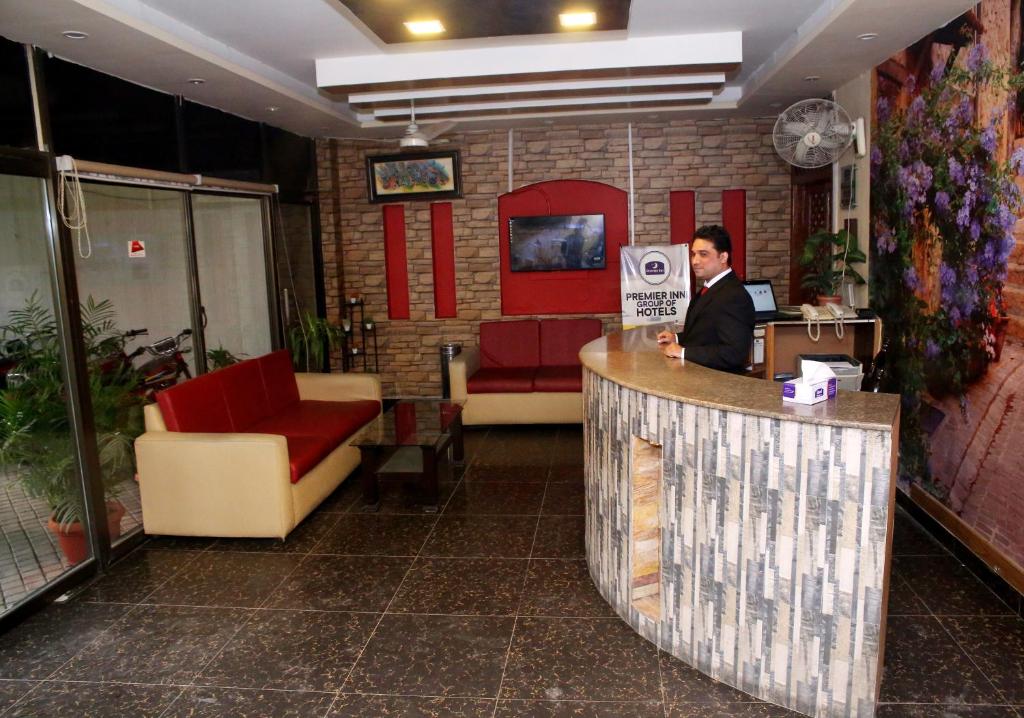 Lobby o reception area sa Premier inn Mall Lahore