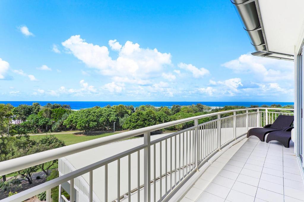 uma varanda com vista para o oceano em 2BR Oceanview Penthouse @ Mantra Salt Resort by uHoliday em Kingscliff