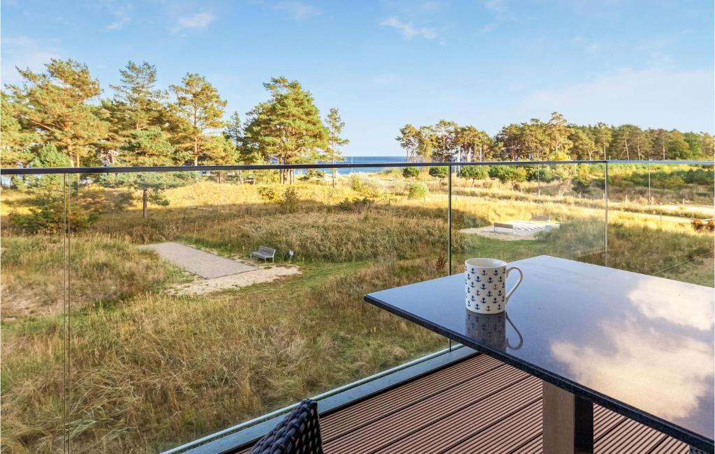 einen Tisch auf einem Balkon mit Blick auf ein Feld in der Unterkunft Prince in Binz