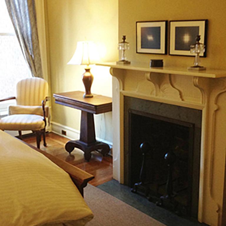Morgan State House Inn - Queen Library Suite- Walk Up