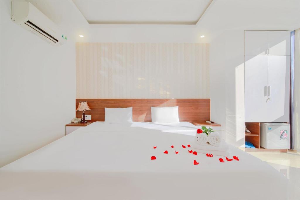 Giường trong phòng chung tại Ha Nhung Hotel Nha Trang
