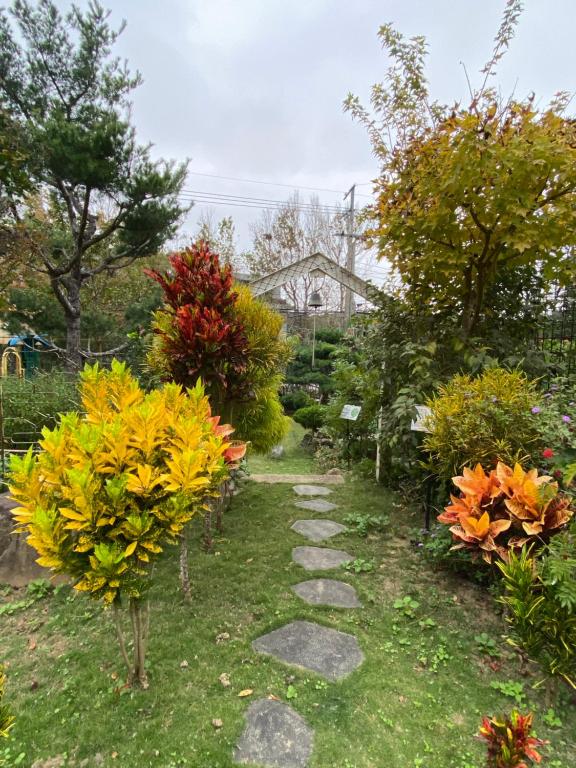 Taman di luar SeeU Coffee and B&B