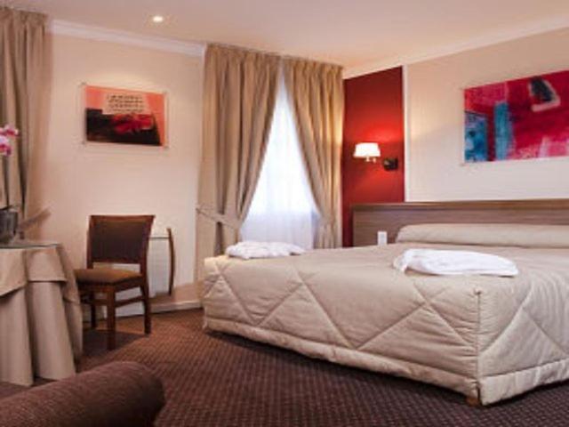 Postel nebo postele na pokoji v ubytování Hôtel d'Etigny