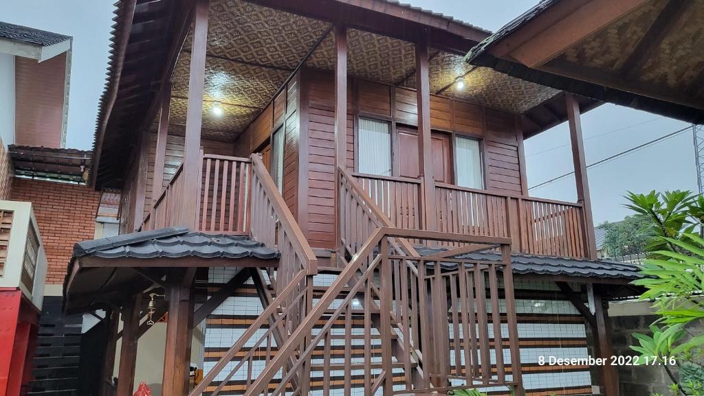 una casa con una scala in legno sul lato di Saung Panyawangan a Bandung