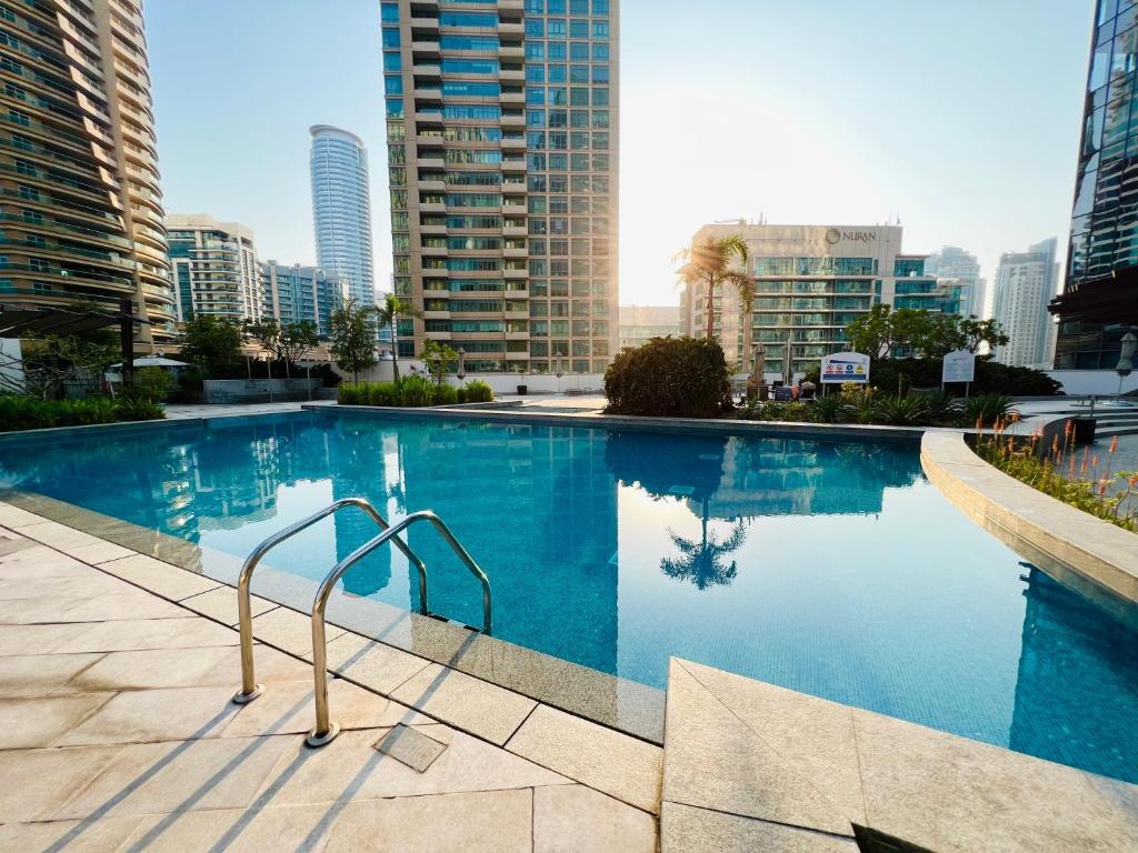 Bazén v ubytování Vacay Lettings - Silverene - Next to Marina Mall with Amazing Marina View nebo v jeho okolí