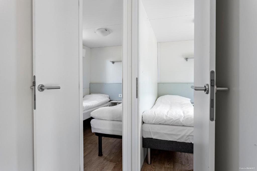 Postel nebo postele na pokoji v ubytování First Camp Ekerum - Öland