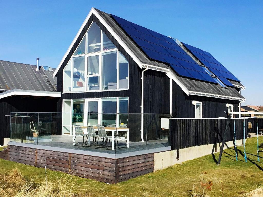 Nørre Vorupørにある9 person holiday home in Thistedの屋根に太陽光パネルを敷いた家