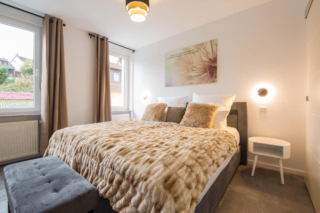 ein Schlafzimmer mit einem großen Bett und einem Fenster in der Unterkunft Luxury Saarbrücken 4 in Saarbrücken
