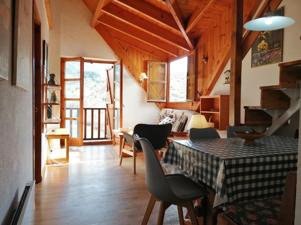 ein Esszimmer mit Tisch und Stühlen in der Unterkunft Dúplex espacioso y rústico- Luz natural y vistas - Justal 1 in Pla de l'Ermita
