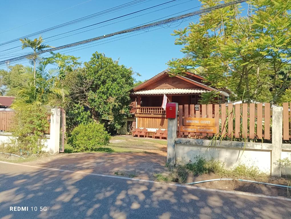 une maison avec une clôture devant elle dans l'établissement Chanmuang guesthouse, à Mae Hong Son