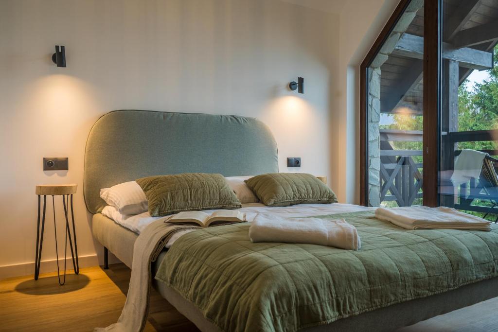 łóżko z 2 poduszkami w pokoju w obiekcie Rezerwat Ustrzyki Górne w Ustrzykach Górnych