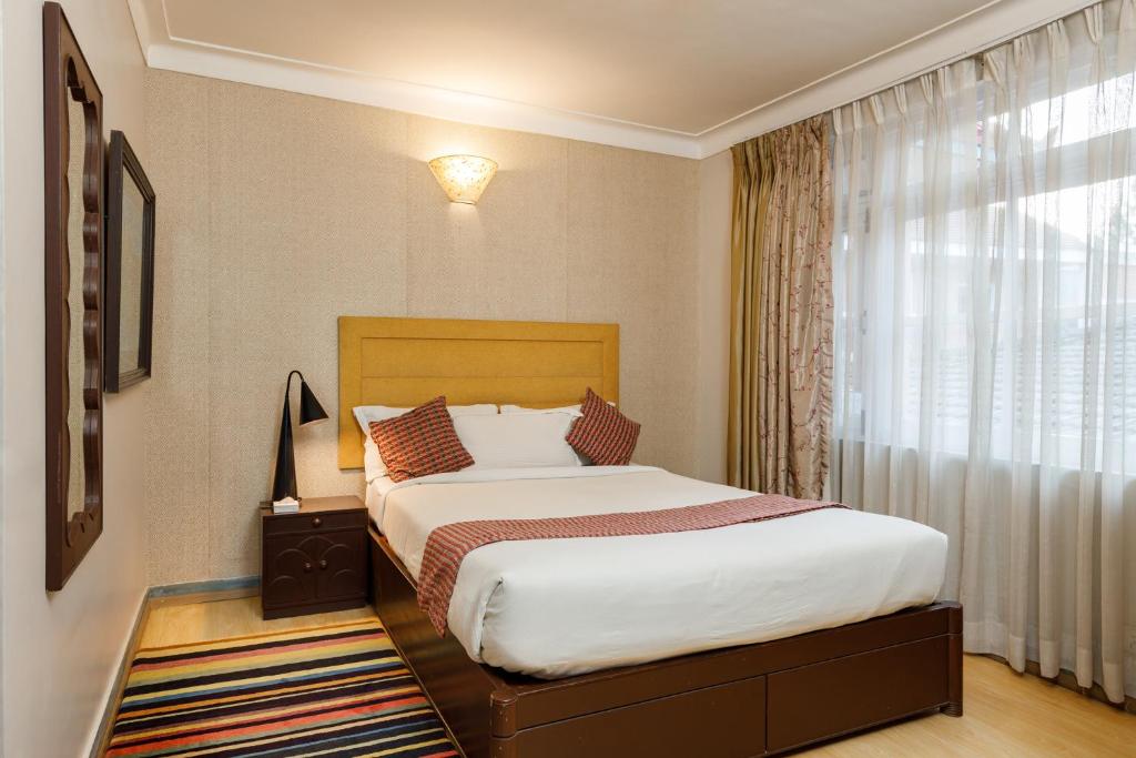 Postel nebo postele na pokoji v ubytování Shaligram Hotel & Spa