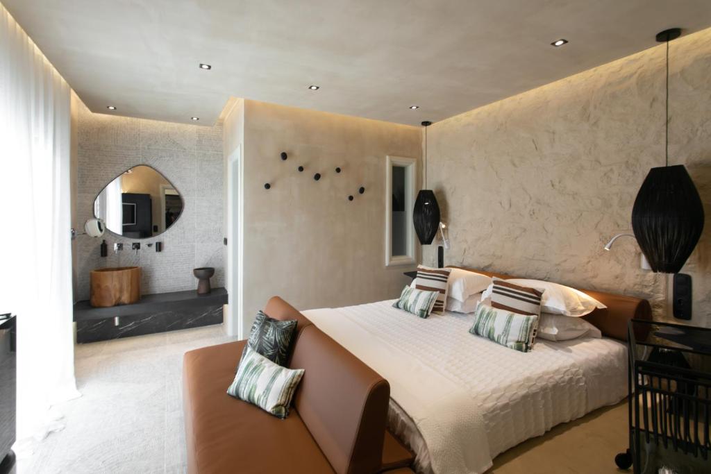 Postel nebo postele na pokoji v ubytování Eden Beachfront Residences & Suites