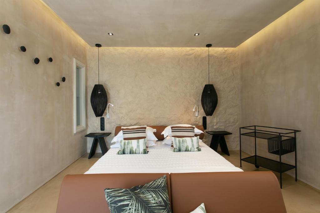 Postel nebo postele na pokoji v ubytování Eden Beachfront Residences & Suites