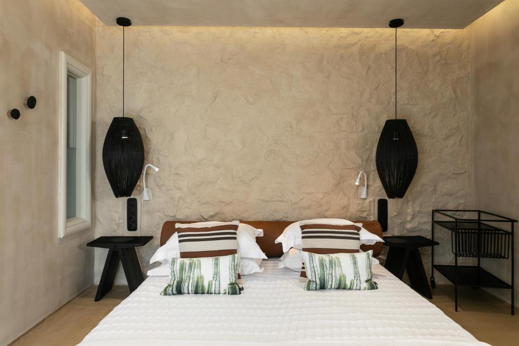 Postel nebo postele na pokoji v ubytování Eden Beachfront Residences & Suites