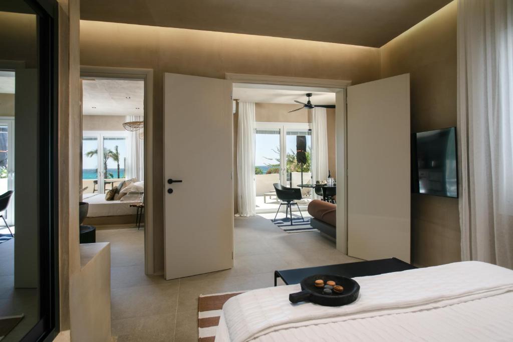 Postel nebo postele na pokoji v ubytování Eden Beachfront Residences & Suites
