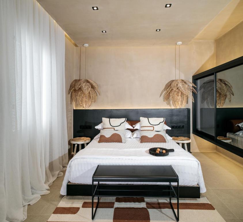 Postel nebo postele na pokoji v ubytování Eden Beachfront Residences & Suites
