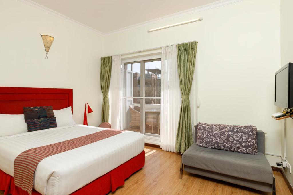 Postel nebo postele na pokoji v ubytování Shaligram Hotel & Spa