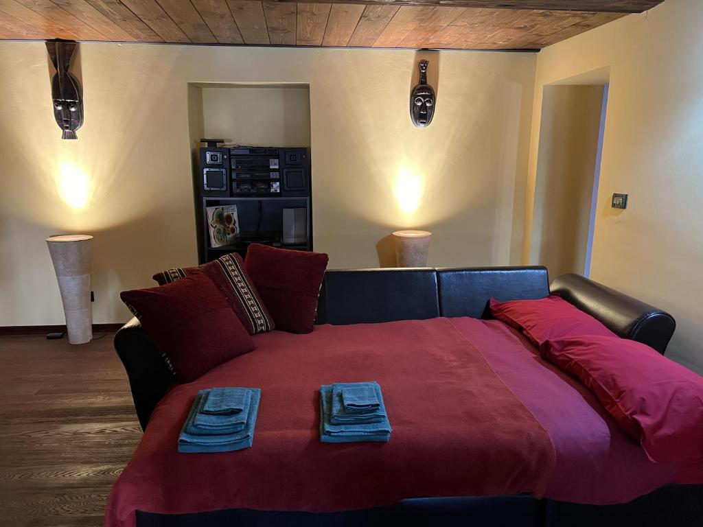 una camera da letto con un grande letto con cuscini rossi di Mansarda Pescia a Pescia