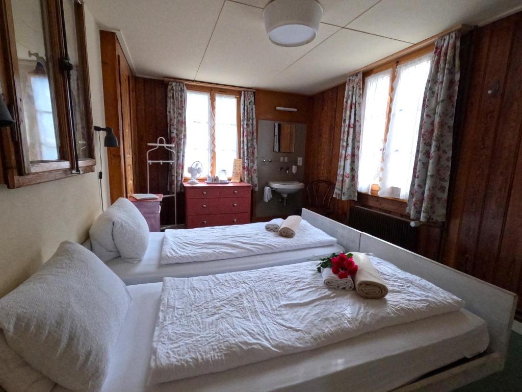 Postel nebo postele na pokoji v ubytování Edelweiss Lodge