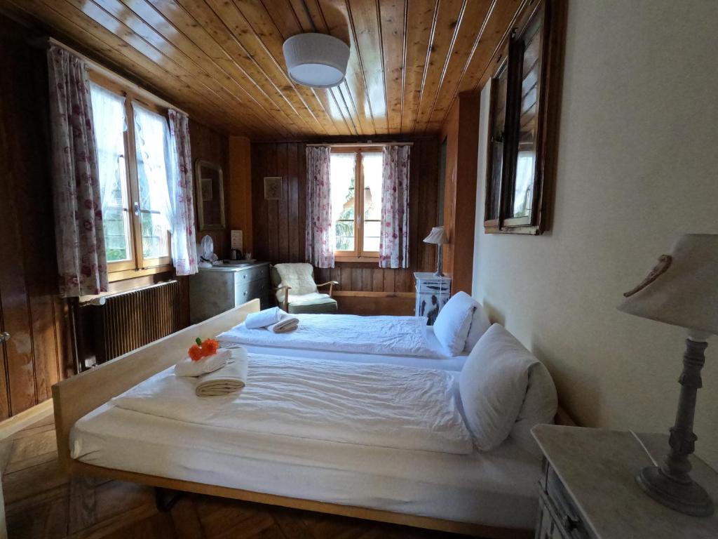 Postel nebo postele na pokoji v ubytování Edelweiss Lodge