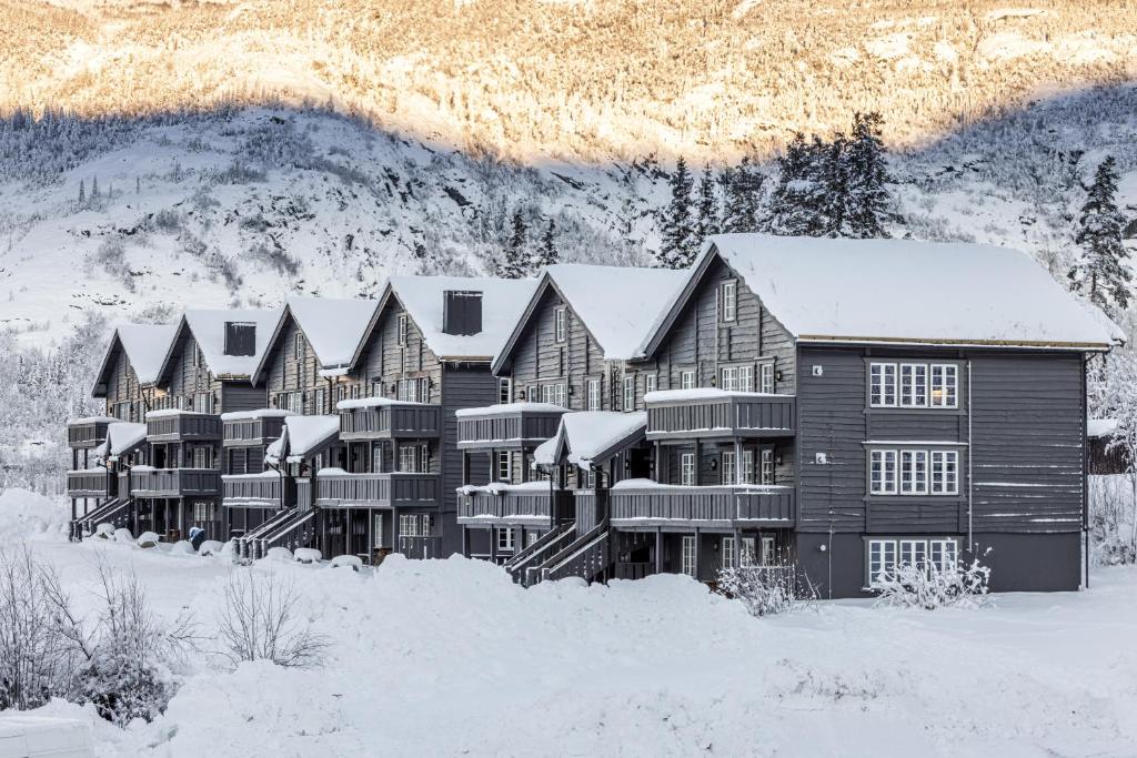 Un gran edificio cubierto de nieve en la nieve. en Tinden, en Hemsedal