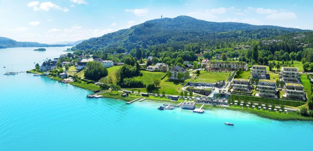 eine Luftansicht eines Resorts auf einem See in der Unterkunft Hermitage Vital Hotel in Maria Wörth