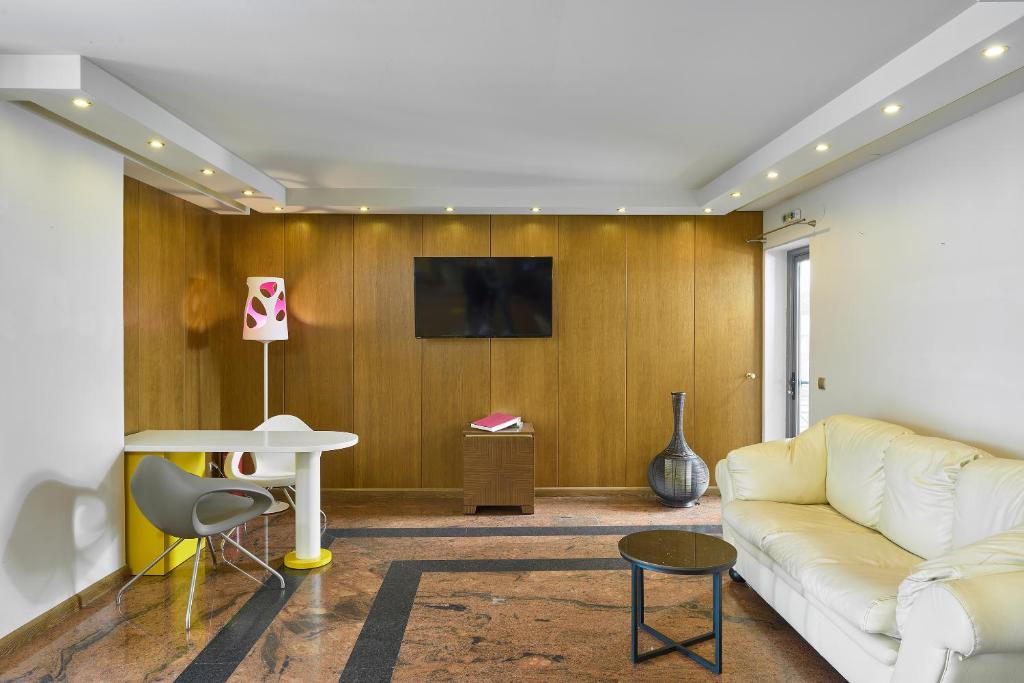 A television and/or entertainment centre at Mediterranean Resort
