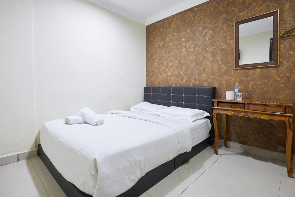a small bedroom with a bed and a mirror at Fast Hotel Setapak in Kuala Lumpur