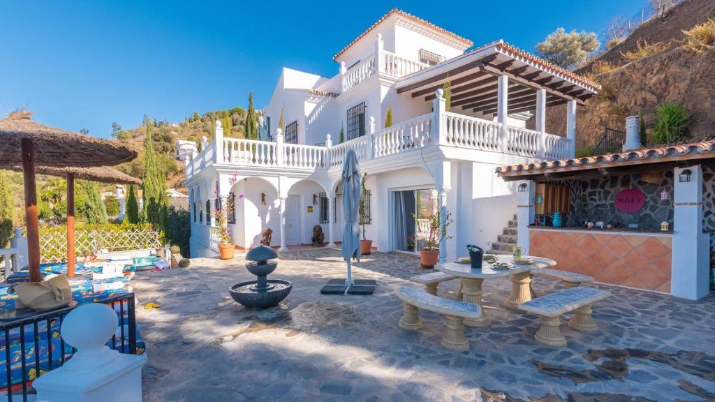 Villa El Arco Iris de la Montana Sayalonga by Ruralidays ...