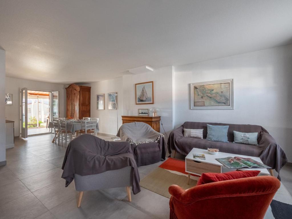 a living room with a couch and a table at Maison familiale pour 6, St Clément des Baleines in Saint-Clément-des-Baleines