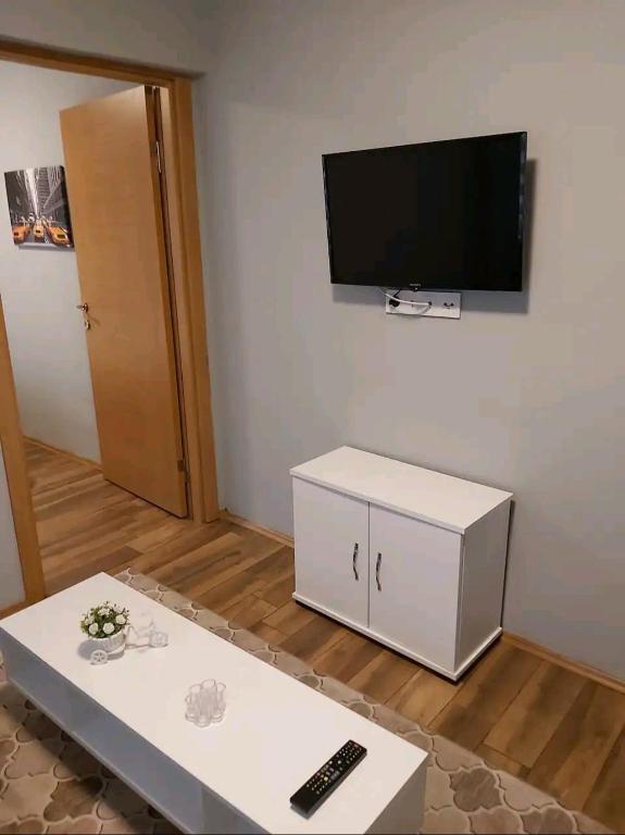伊斯坦堡的住宿－Taksim Merkez，客厅配有桌子,墙上配有电视