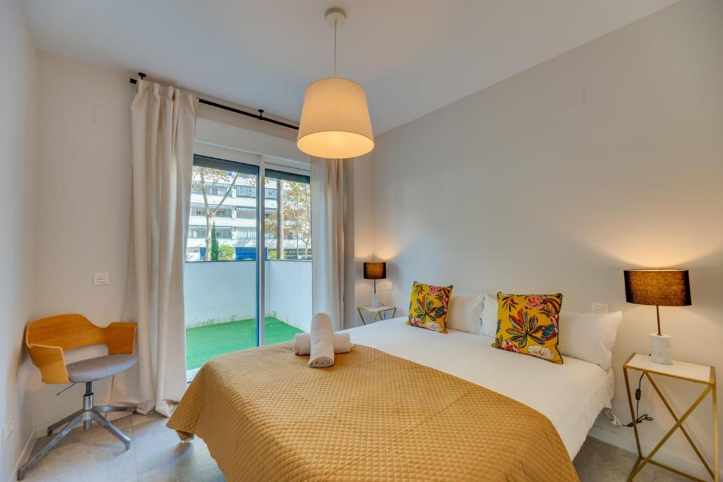 sypialnia z łóżkiem i dużym oknem w obiekcie VACATION MARBELLA I Via Celere, Huge Terrace, Brand New Complex, Close to the Beach, Marbella Center w Marbelli