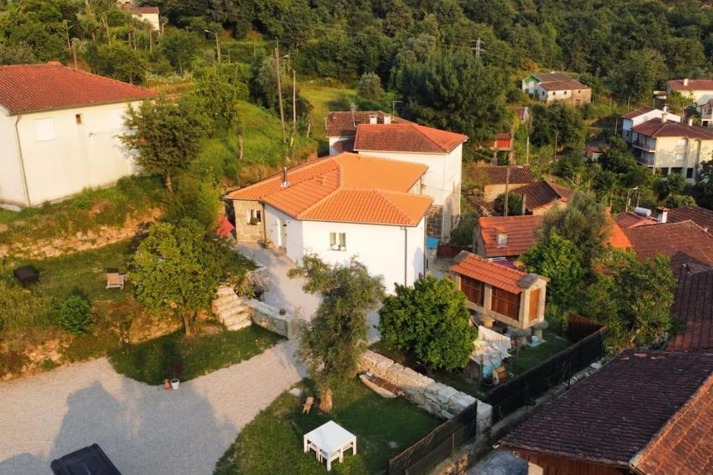 una vista aérea de una casa en un pueblo en A CASA COM 2 PEREIRAS en Terras de Bouro