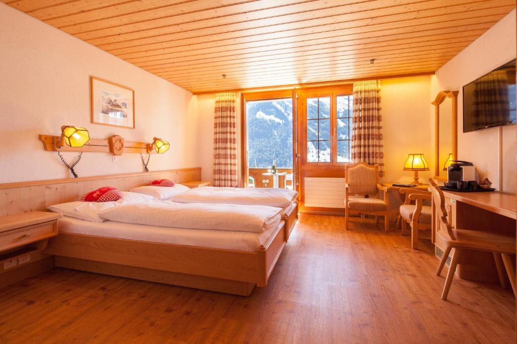Postel nebo postele na pokoji v ubytování Alpenhof