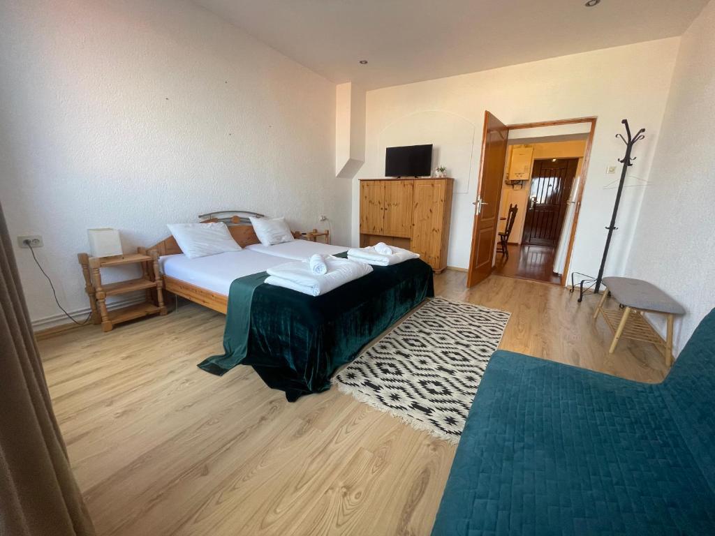 een grote slaapkamer met een bed en een tapijt bij Traditional Romanian Panoramic in Sibiu