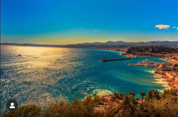 una vista aérea de una gran masa de agua en Rentomatique Studio Jean Médecin, en Niza