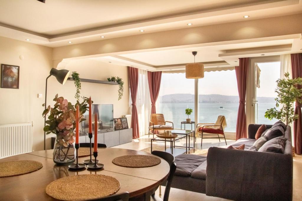 Exceptional Flat with Gorgeous Sea View in Izmir - Housity