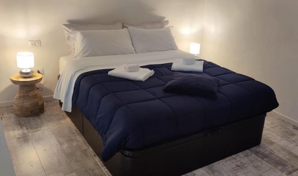 ein Schlafzimmer mit einem großen Bett mit zwei Handtüchern darauf in der Unterkunft Seaside Sartoria in Bari