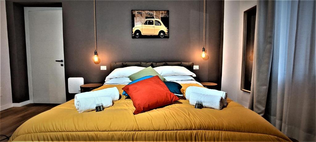 een slaapkamer met een groot bed met kleurrijke kussens bij TRIBVNI PLEBIS Apartment in Rome