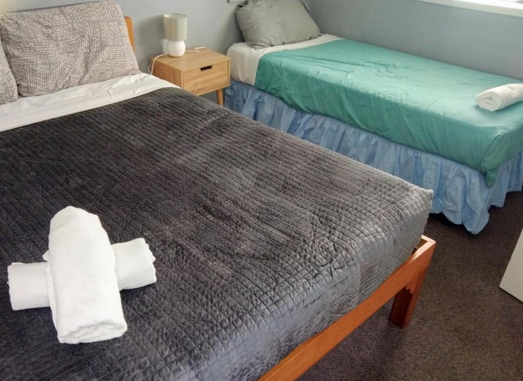 Postel nebo postele na pokoji v ubytování Bargara Beach Motor Inn budget accommodation pet friendly on application