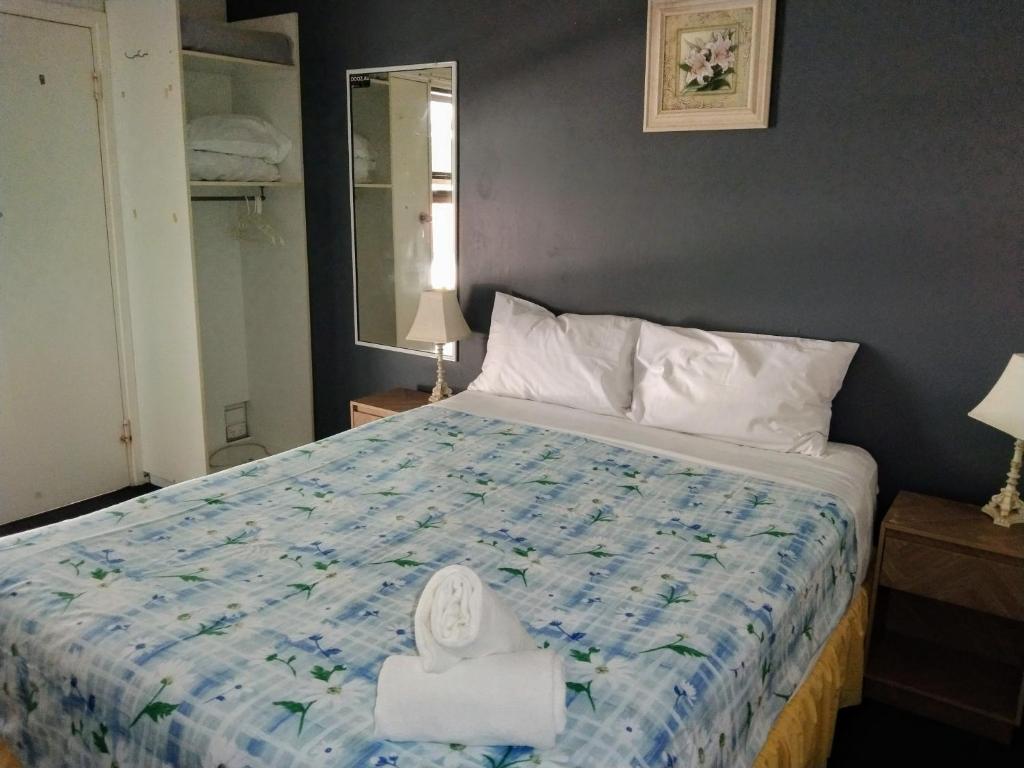 Postel nebo postele na pokoji v ubytování Bargara Beach Motor Inn budget accommodation pet friendly on application