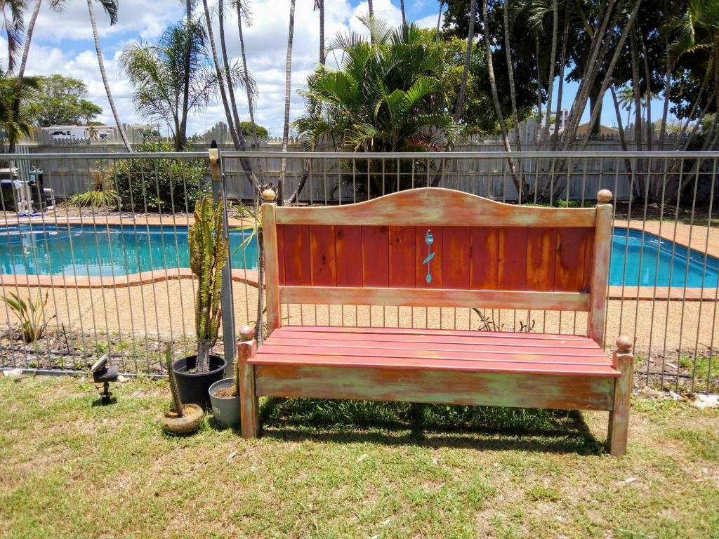 Bazén v ubytování Bargara Beach Motor Inn budget accommodation pet friendly on application nebo v jeho okolí