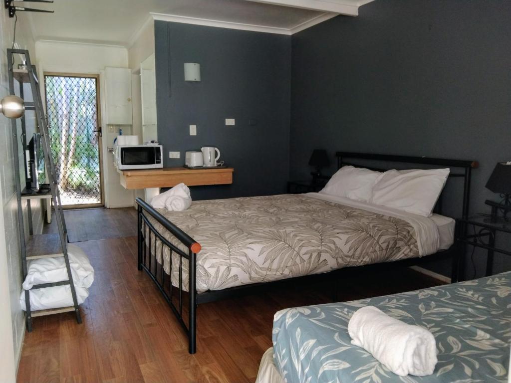 Postel nebo postele na pokoji v ubytování Bargara Beach Motor Inn budget accommodation pet friendly on application