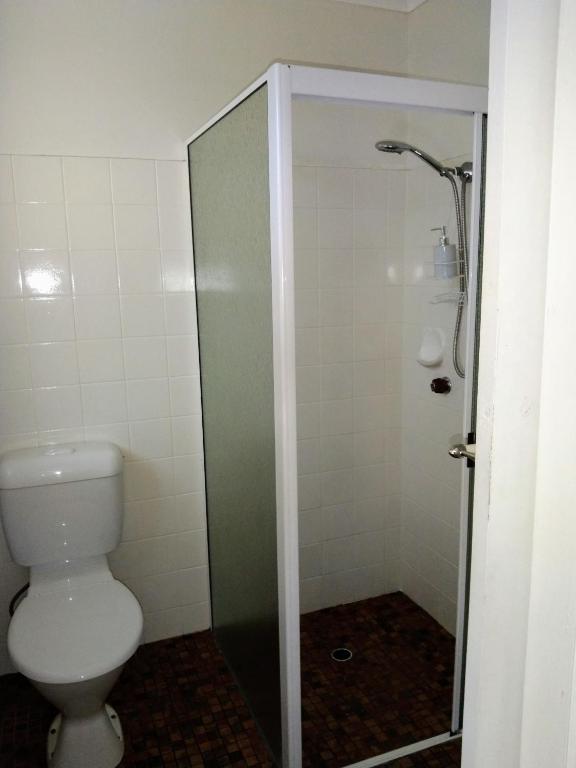 Koupelna v ubytování Bargara Beach Motor Inn budget accommodation pet friendly on application