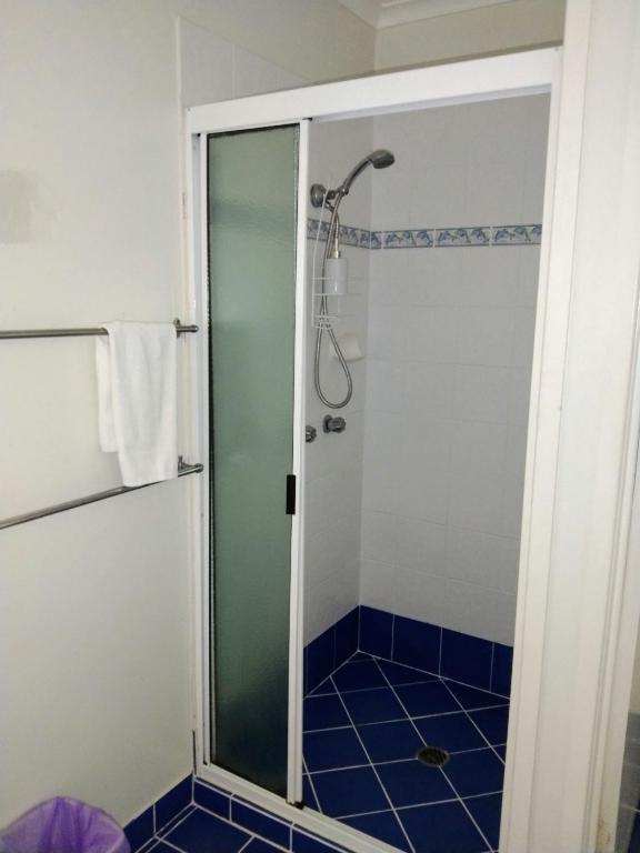 Koupelna v ubytování Bargara Beach Motor Inn budget accommodation pet friendly on application