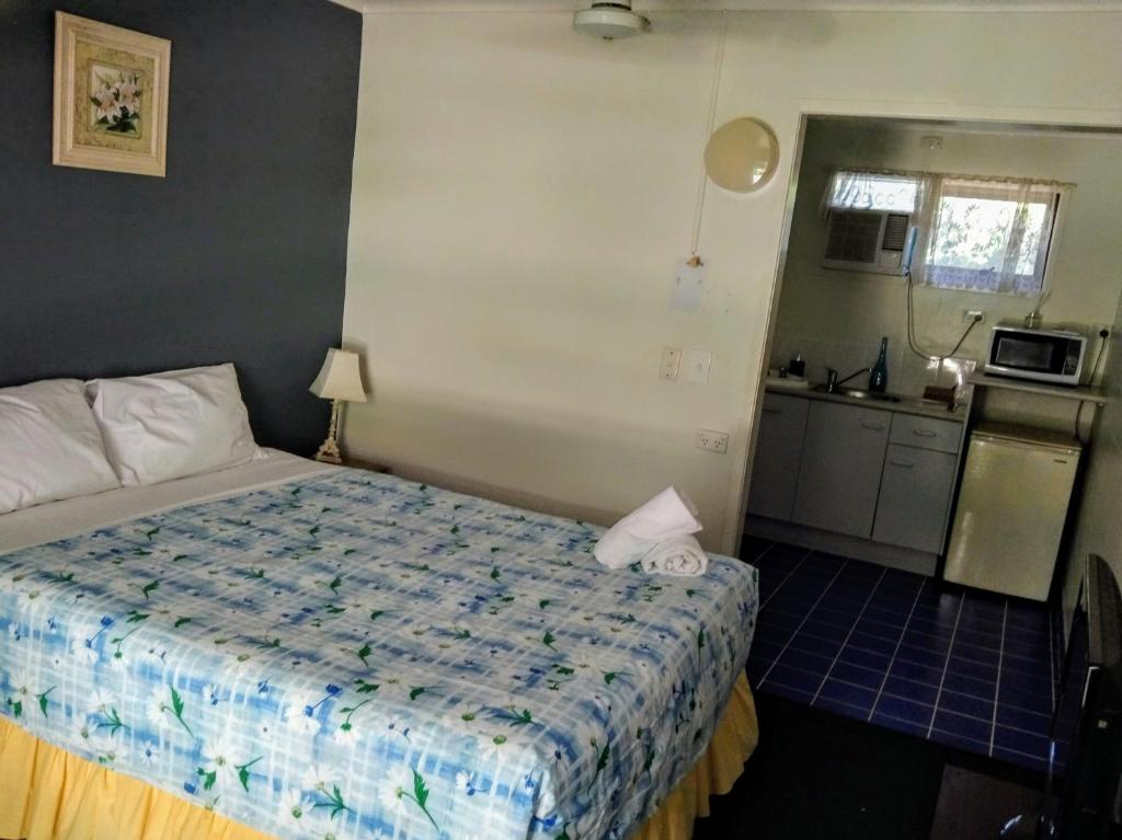 Kuchyň nebo kuchyňský kout v ubytování Bargara Beach Motor Inn budget accommodation pet friendly on application