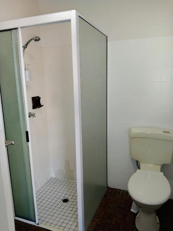 Koupelna v ubytování Bargara Beach Motor Inn budget accommodation pet friendly on application